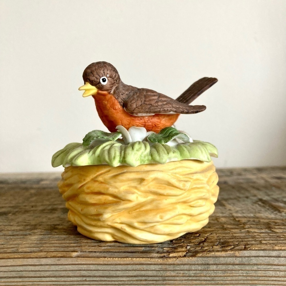 Robin on nest ceramic trinket box